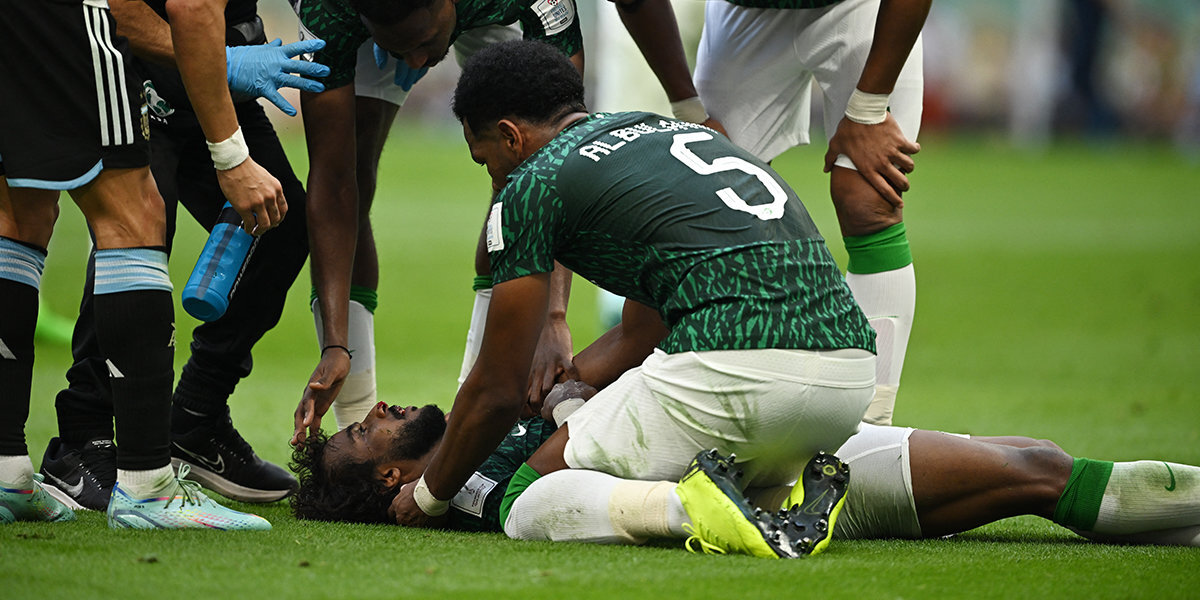 Получивший удар коленом в голову защитник сборной Саудовской Аравии покинет турнир для лечения в Германии
