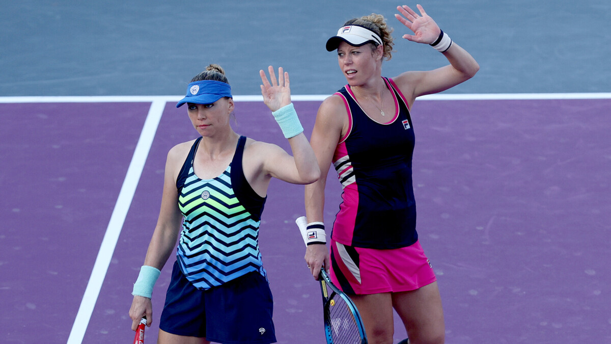 Звонарева и Зигемунд потерпели первое поражение на Итоговом турнире WTA в парном разряде
