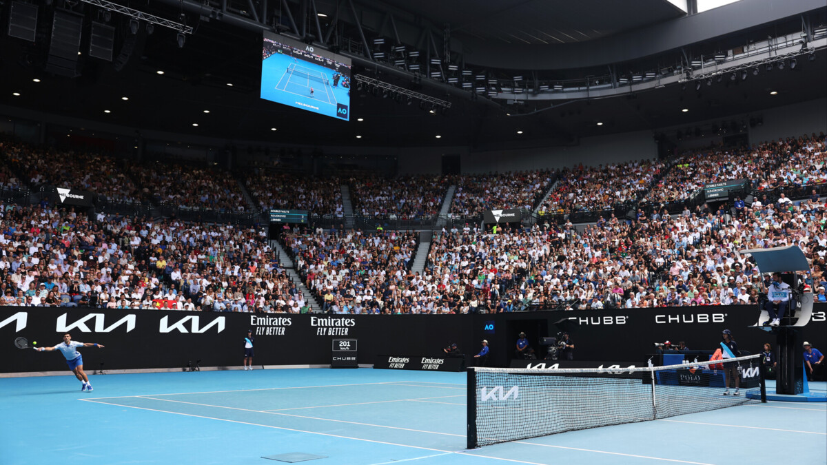 Матч полуфинала Australian Open между Джоковичем и Синнером был  приостановлен из‑за того, что болельщику