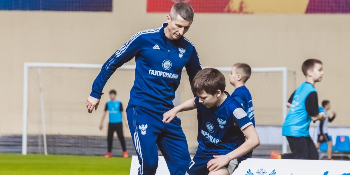 Сычев, Алдонин, Билялетдинов и Пименов провели урок футбола более чем для 500 школьников из Красноярска