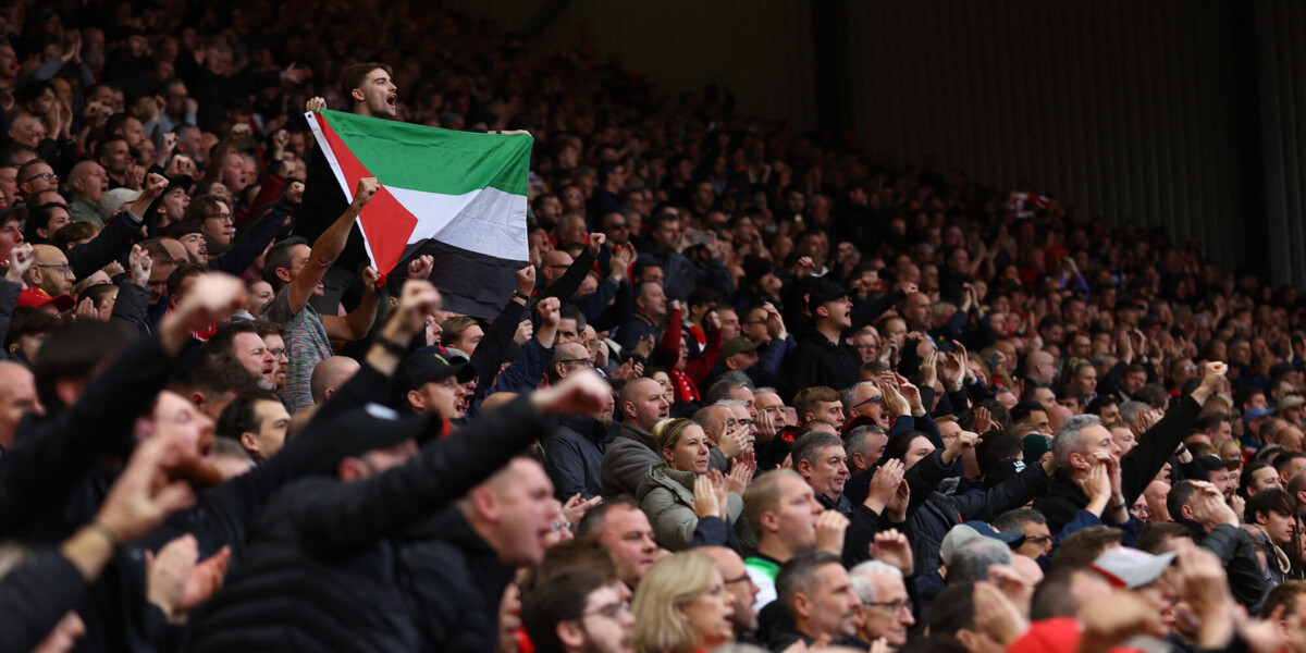 Флаги Палестины появились на трибунах во время матчей АПЛ и Ла Лиги