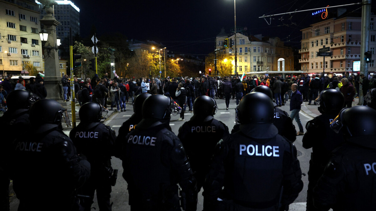 Как минимум пять полицейских пострадали в ходе столкновений с болельщиками перед матчем Болгария — Венгрия