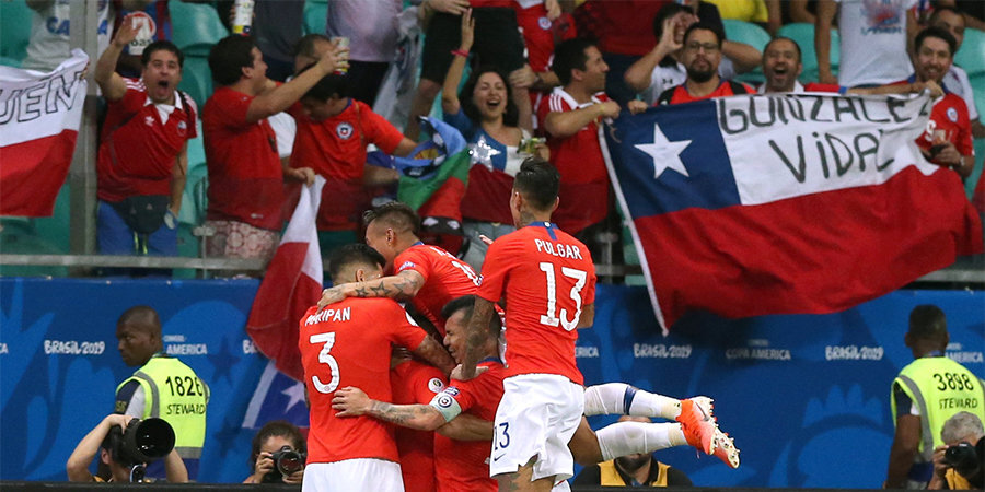 Санчес вывел Чили в плей-офф, Видаль получил локтем по лицу. Лучшие моменты матча Кубка Америки