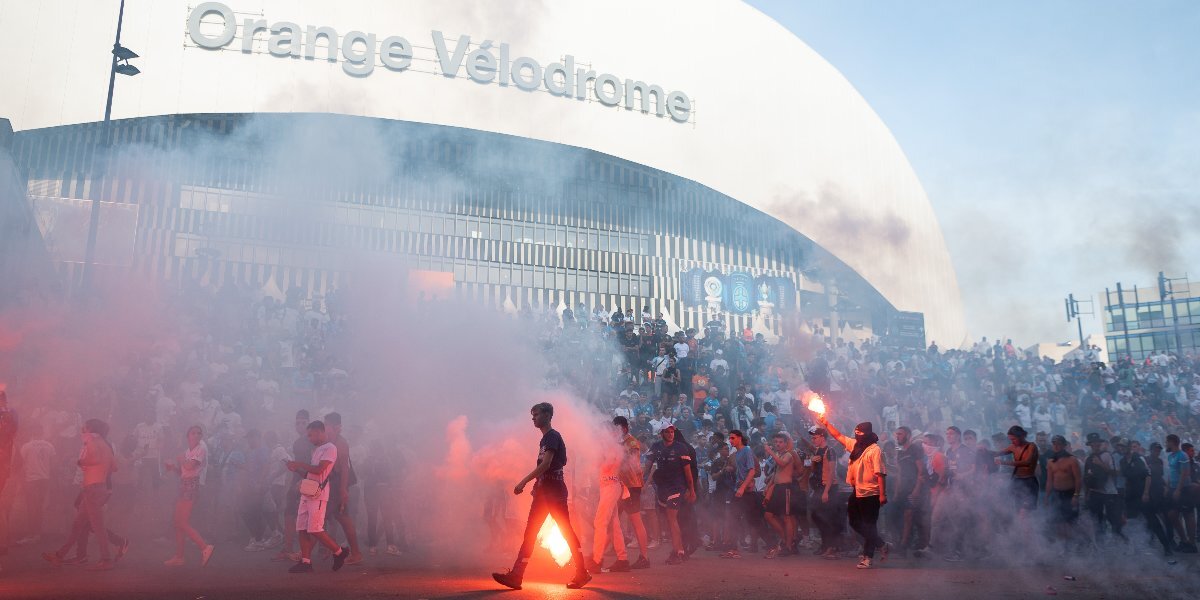 Болельщики устроили массовые беспорядки перед матчем ЛЧ «Марсель» — «Айнтрахт» во Франции