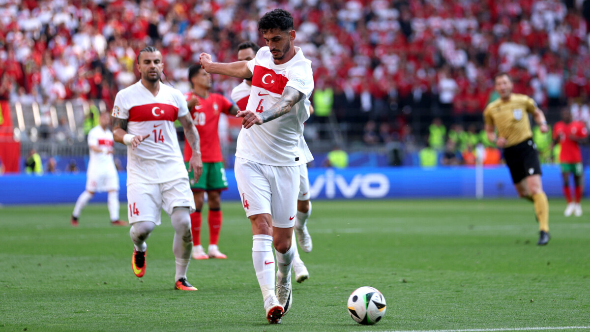 Футболисты сборной Турции забили курьезный автогол в матче ЕВРО‑2024 с Португалией