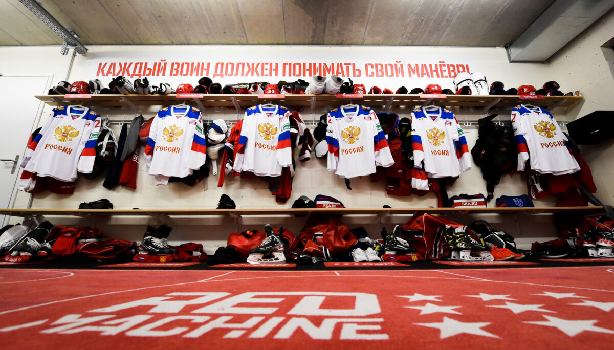 Сборная России по хоккею возложила цветы к монументу «Матери Победителей»