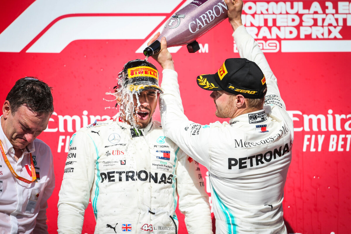 Прямо на трассе, но с шампанским. ФИА изменила формат церемонии награждения Гран-при Австрии