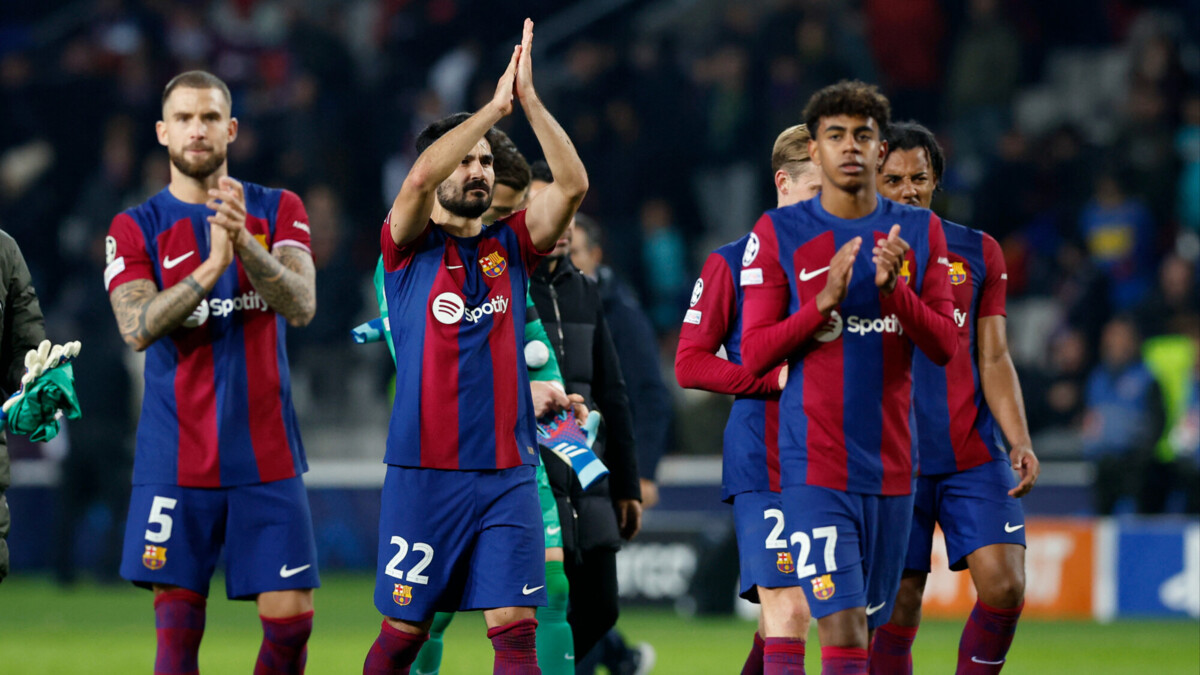 «Барселона» впервые после ухода Месси попала в плей‑офф Лиги чемпионов