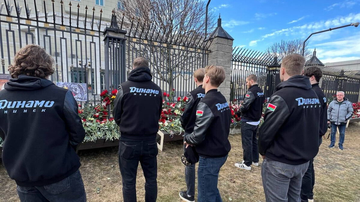 Хоккеисты минского «Динамо» возложили цветы у посольства России в память о жертвах теракта в «Крокус Сити Холле»