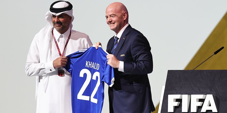 Глава ФИФА подарил премьер-министру Катара майку во время конгресса ФИФА