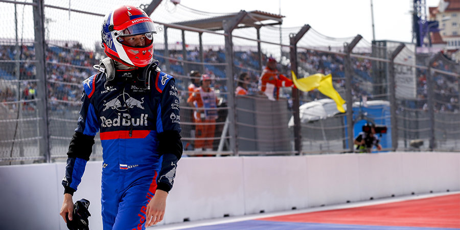 В «Формуле-1» объяснили запрет Квяту на использование в Сочи шлема в цветах российского флага