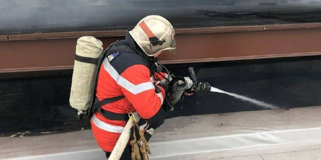 Пожарные ликвидировали горение на строящейся ледовой арене в Екатеринбурге