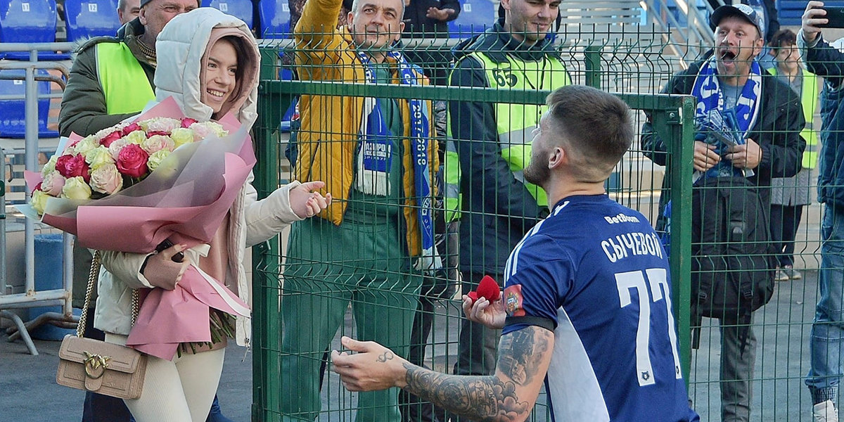 Футболист «Оренбурга» Сычевой сделал предложение своей девушке сразу после гола в матче с «Сочи»