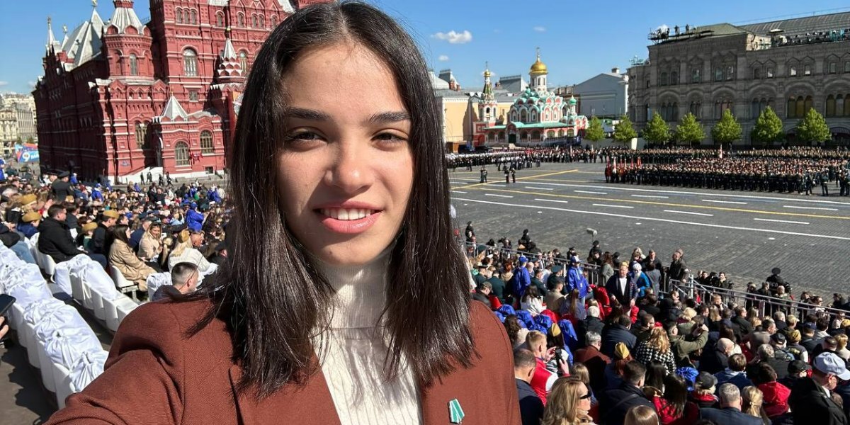 Олимпийская чемпионка Степанова находится на Параде Победы на Красной площади в Москве