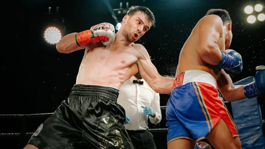 Боксер Алаев победил Пеньялосу в бою за пояс WBA Intercontinental