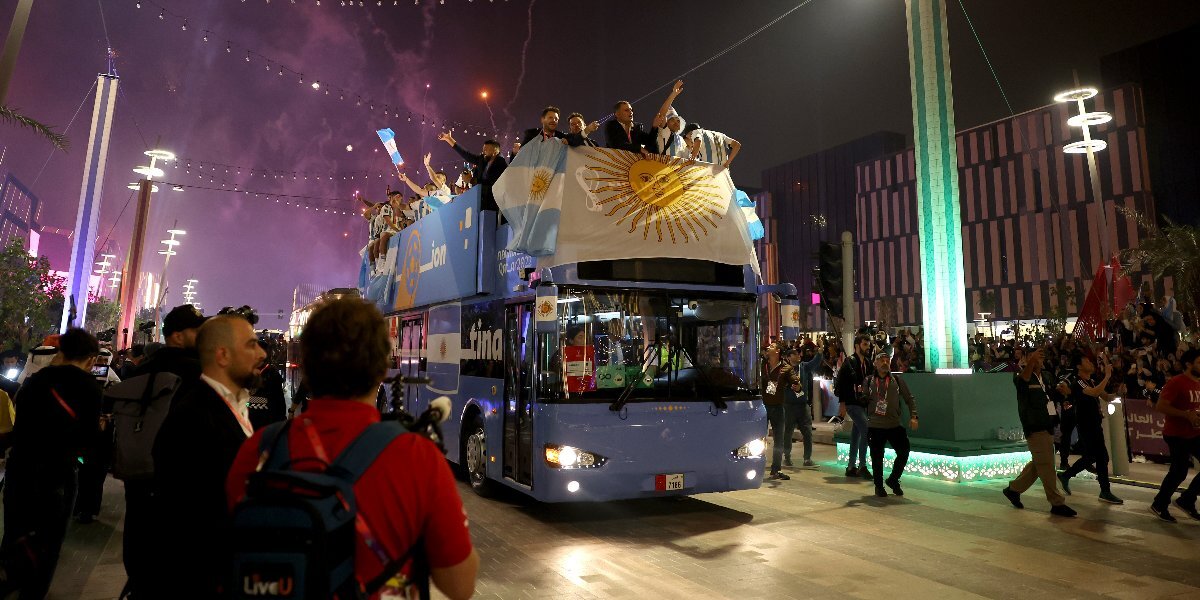 Автобус сборной Аргентины досрочно завершил парад из-за толпы на улицах Буэнос‑Айреса, футболистов эвакуировали на вертолетах