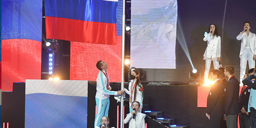 Большунов и Щербакова подняли флаг России на чествовании олимпийцев на «ВТБ Арене»