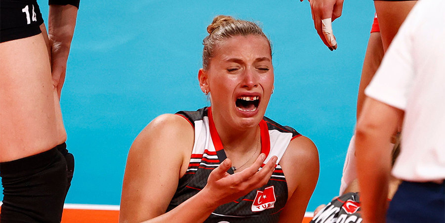 Волейболистка сборной Турции разбила лицо и потеряла зубы в матче с Россией (видео)