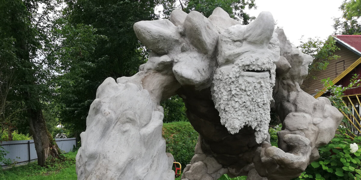 Белорусский скульптор установил трехметровую каменную копию персонажа Dota 2 в своем дворе
