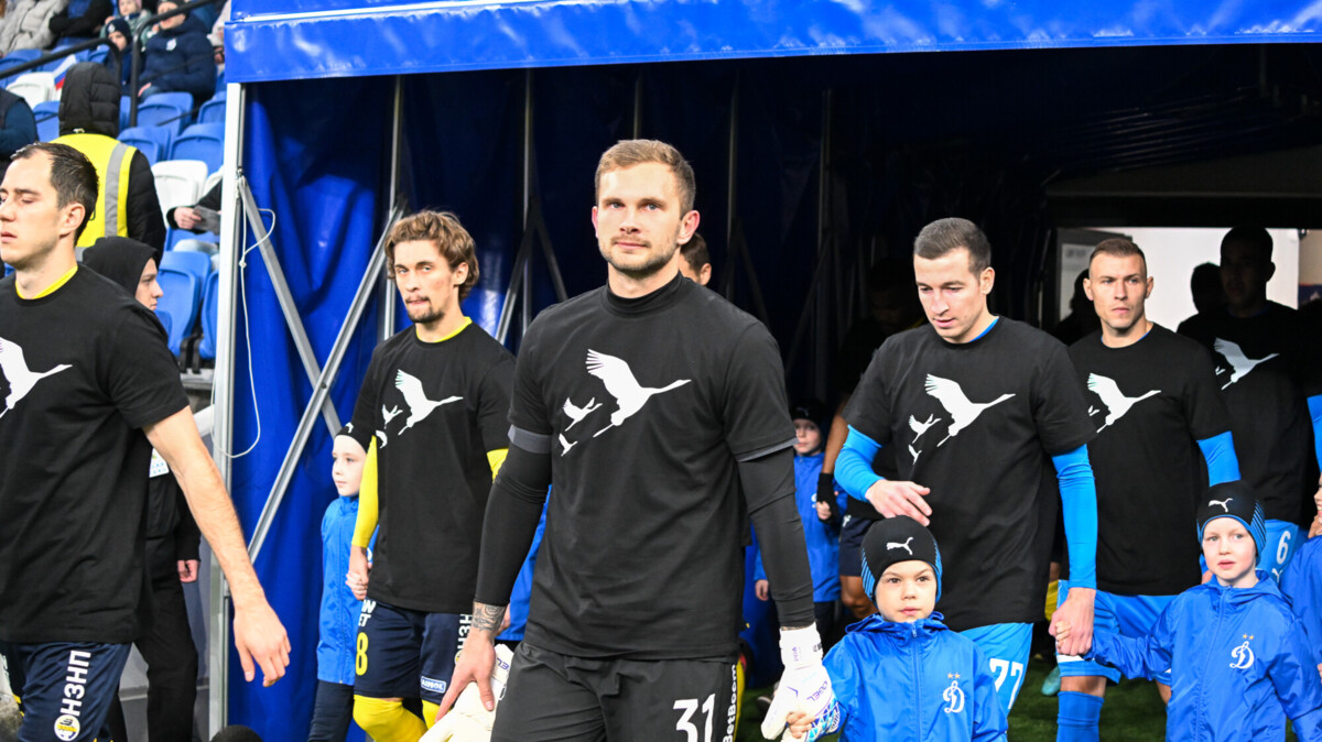 Игроки «Динамо» и «Ростова» вышли на поле в черных футболках с журавлями в память о жертвах теракта в «Крокусе»