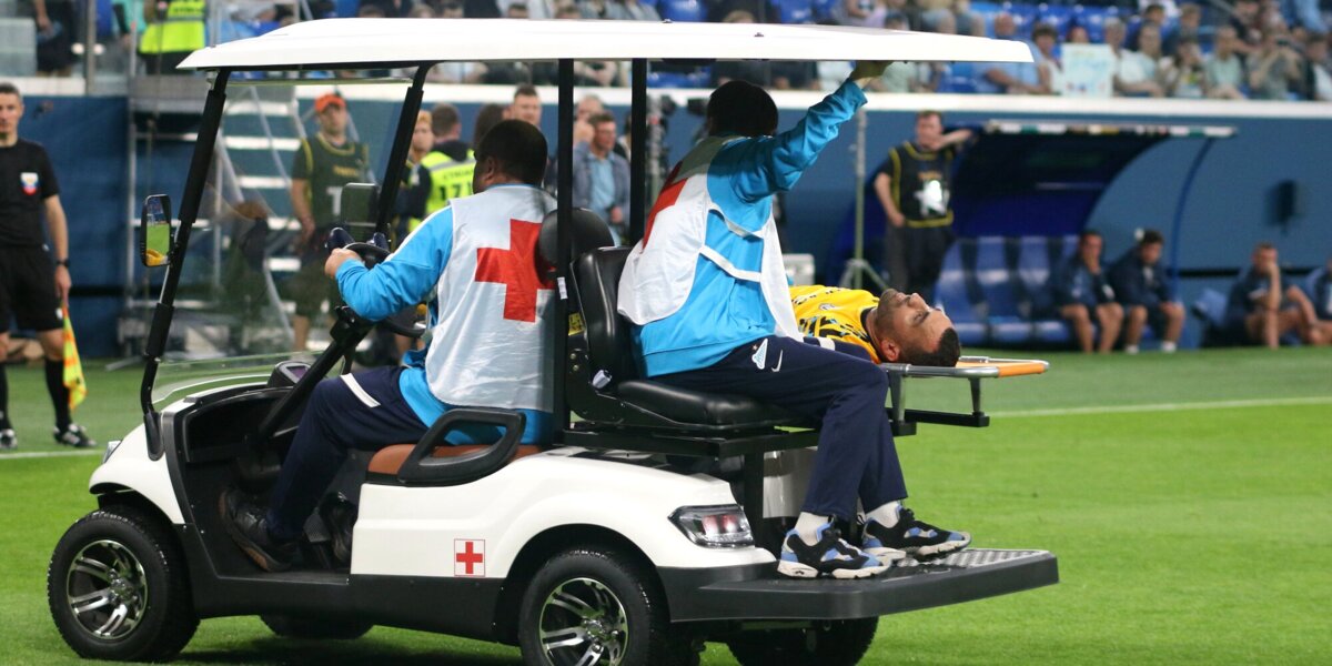 Вратарь «Нефтчи» получил травму в матче Кубка PARI Премьер с «Зенитом» и покинул поле на носилках