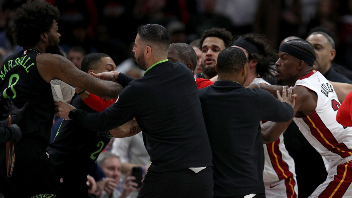 НБА дисквалифицировала пять игроков по итогам потасовки во время матча «Нью‑Орлеан» — «Майами»