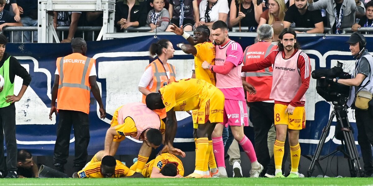 Матч французской Лиги 2 «Бордо» — «Родез» прерван из‑за нападения зрителя на игрока и не будет возобновлен