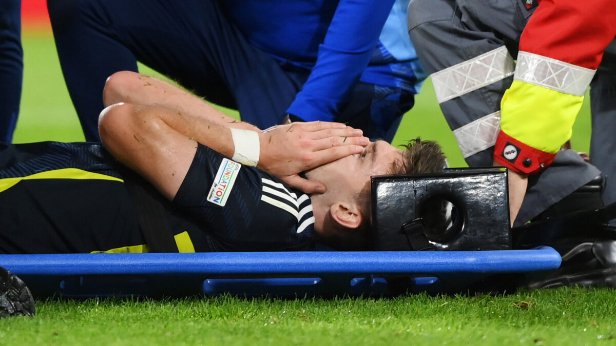 Шотландца Тирни унесли на носилках из‑за травмы во время матча ЕВРО‑2024