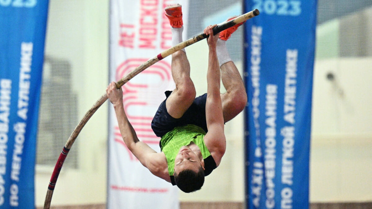 «У меня никогда в жизни не сводило ноги» — легкоатлет Просвирин о выступлении на Всероссийском фестивале по прыжкам с шестом