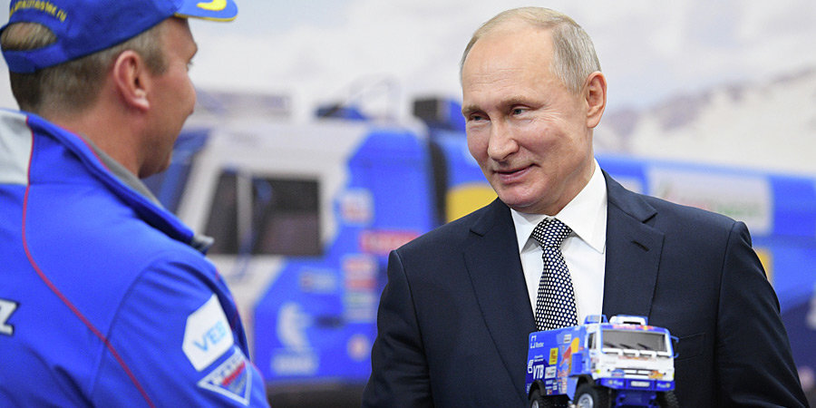 Путин поздравил экипаж «КАМАЗ-мастер» Сотникова с победой на «Дакаре»