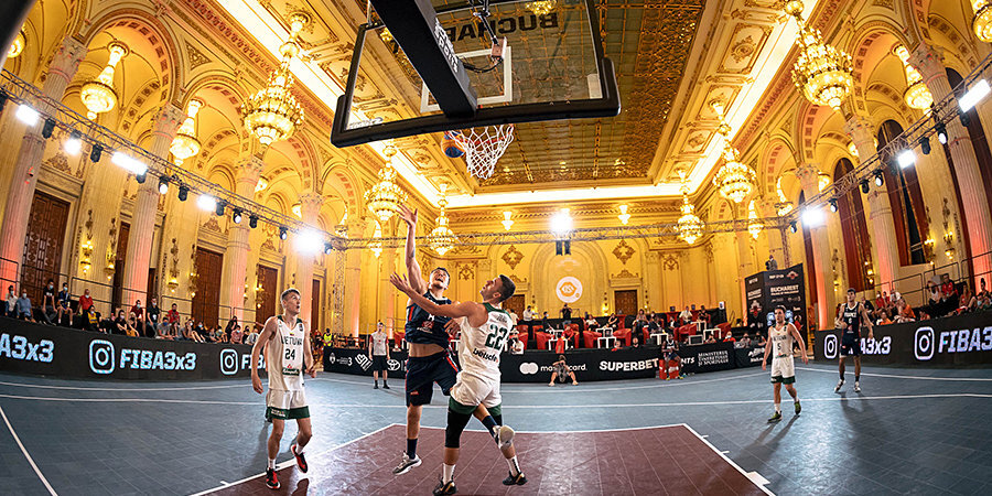 В баскетбол можно играть даже во дворце. 3х3 крут не только игрой, но и локациями — смотрите сами