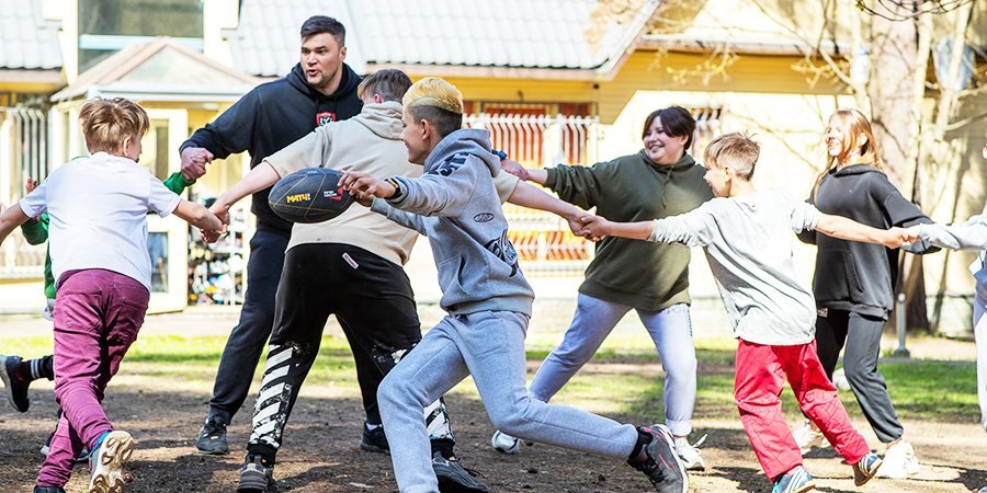 Регбисты Кошарин и Мясников провели тренировку в реабилитационном центре в рамках проекта «Матч! Детям»