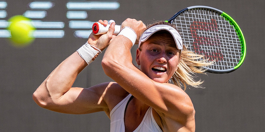 Самсонова вышла в четвертьфинал теннисного турнира в Токио