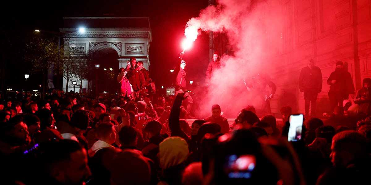 Полиция Парижа задержала более 100 человек в ходе массовых беспорядков после выхода сборной Франции в финал ЧМ-2022