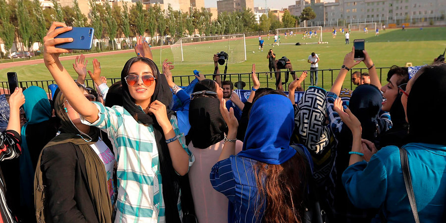 Жуть из Ирана. Фанатка сожгла себя у здания суда в знак протеста. Похоже, помогут только санкции ФИФА