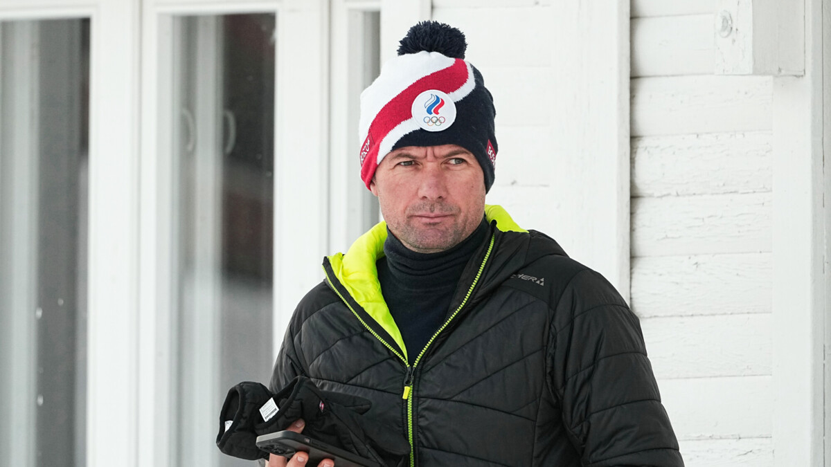«Тренеру‑мужчине непросто работать с лыжницами» — Егор Сорин