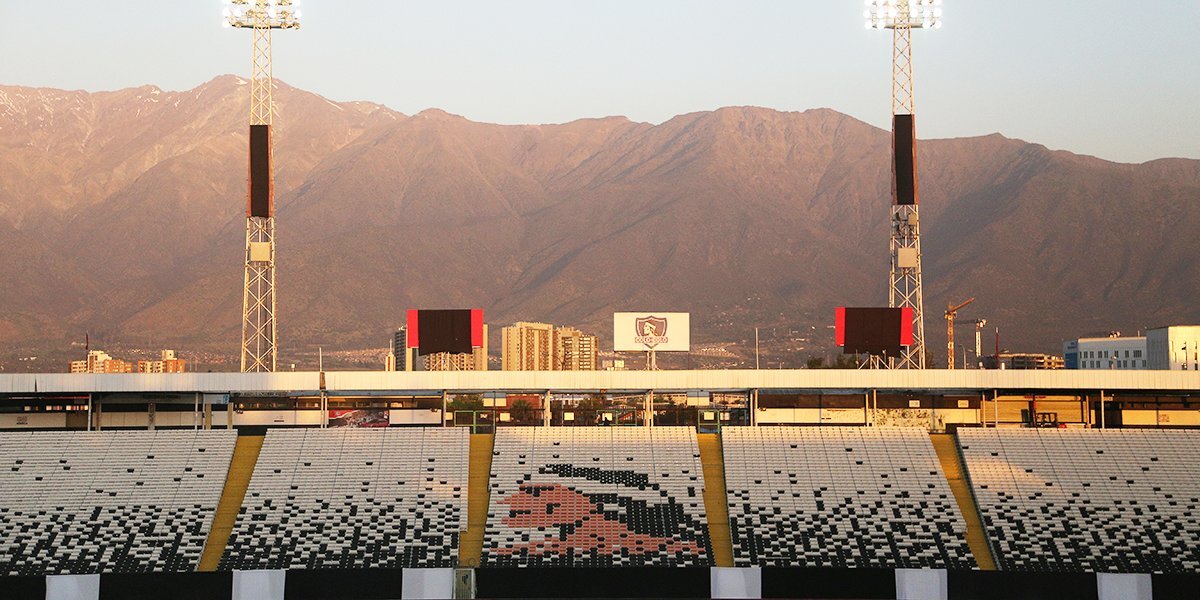 Четыре человека пострадали в результате обрушения козырька стадиона в Чили