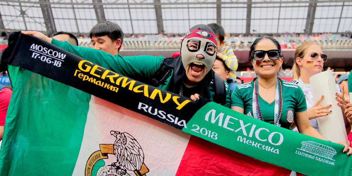 Мексиканские футболисты поздно вечером вышли к болельщикам с просьбой