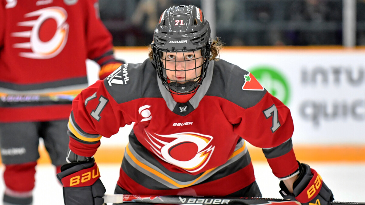 Россиянка впервые забросила шайбу в матче PWHL