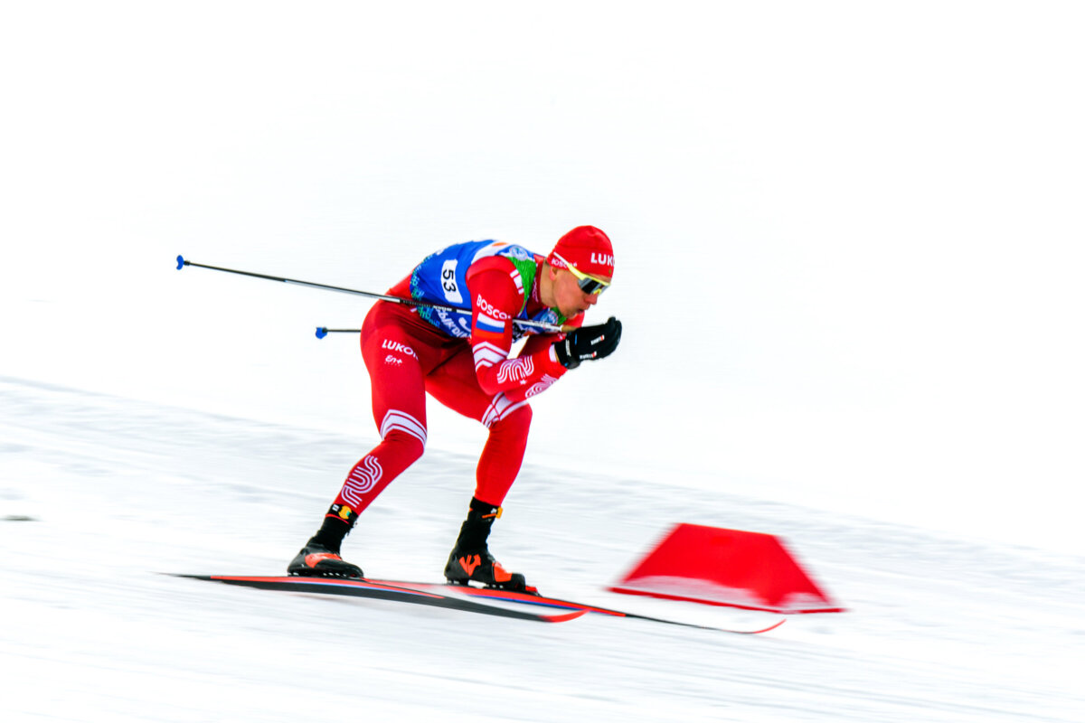 Олимпийский чемпион Александр Большунов победил в марафоне на чемпионате России по лыжным гонкам