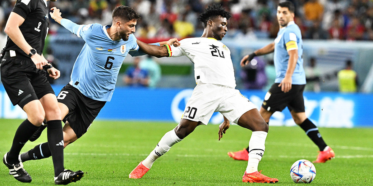 Гана — Уругвай — 0:2. Хавбек уругвайцев Бентанкур был заменен на 34-й минуте матча ЧМ из-за травмы. Видео