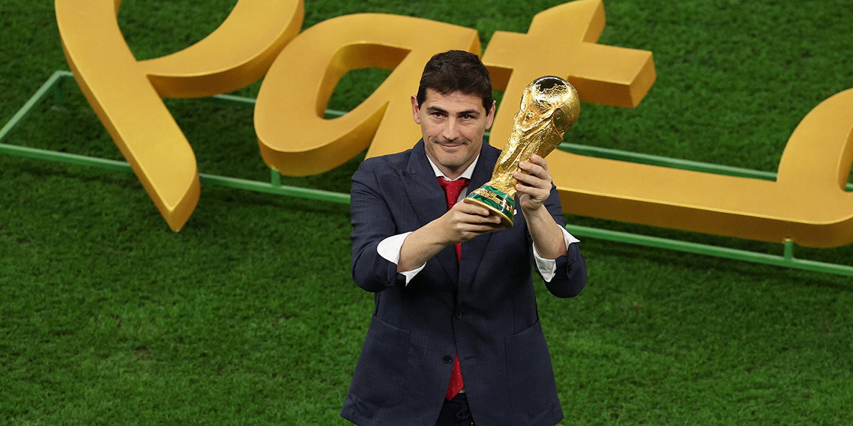 Икер Касильяс вынес на поле трофей чемпионата мира