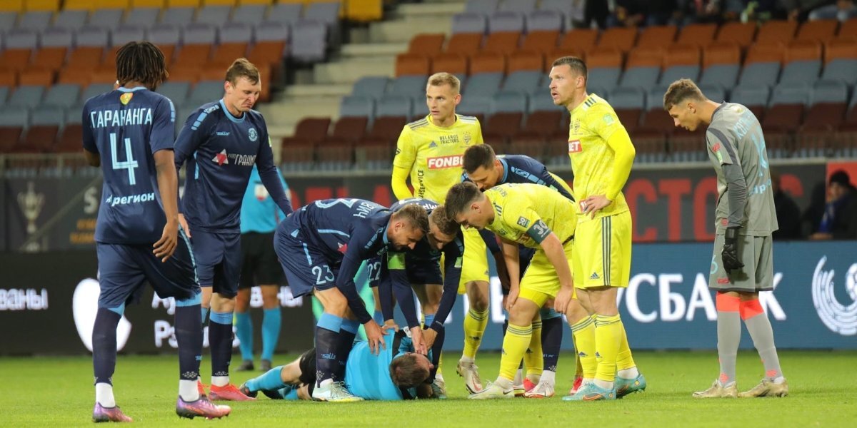 Арбитр потерял сознание во время матча чемпионата Белоруссии БАТЭ — «Динамо»