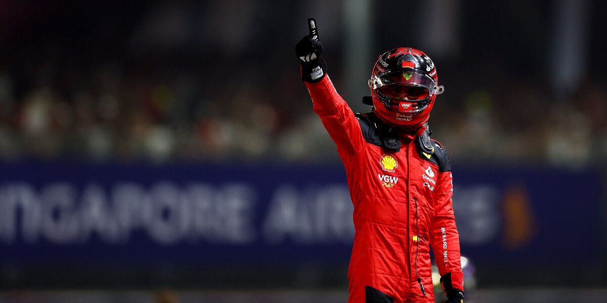 Пилот «Феррари» Сайнс выиграл квалификацию Гран‑при Сингапура, Ферстаппен стал 11‑м