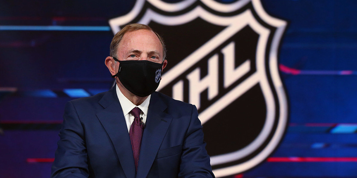 Российские игроки примут участие в драфте НХЛ-2022, заявил комиссионер лиги Беттмэн