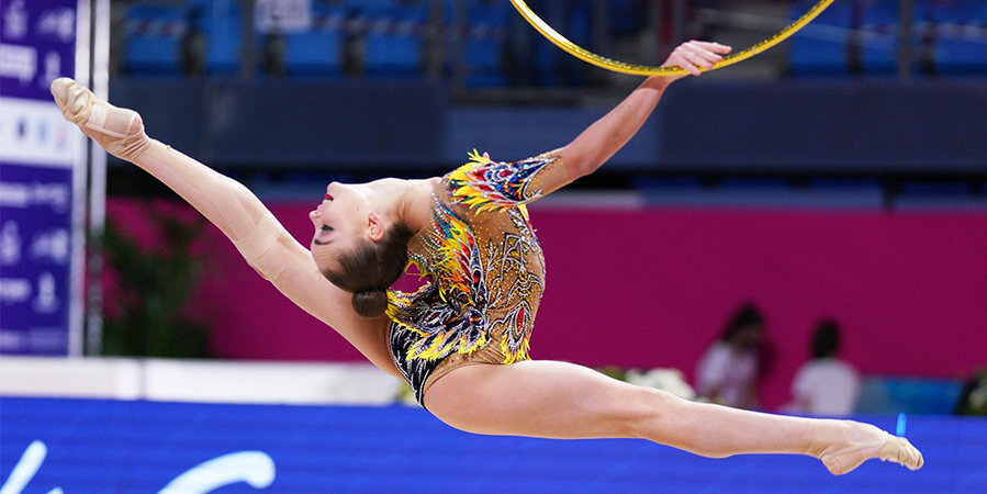 Дина Аверина выиграла золото в упражнении с обручем на чемпионате мира