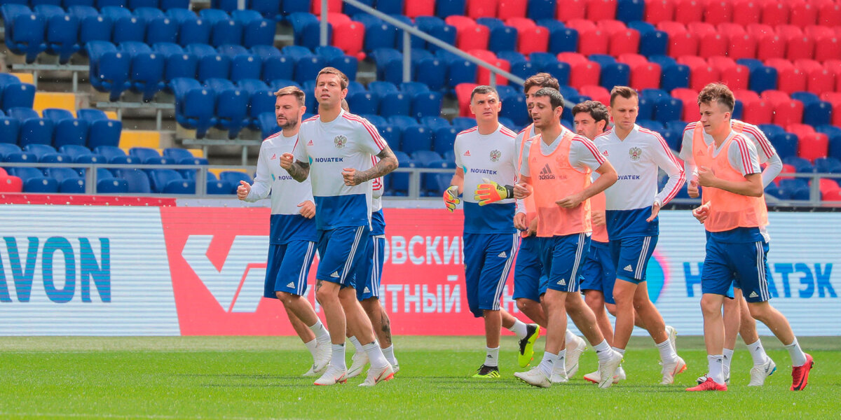 Тренировка сборной России завершилась под аплодисменты зрителей, на поле выбежали дети