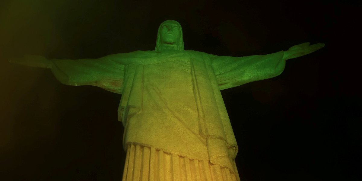 Статую Христа-Искупителя в Рио-де-Жанейро подсветили в цвета бразильского флага в память о Пеле