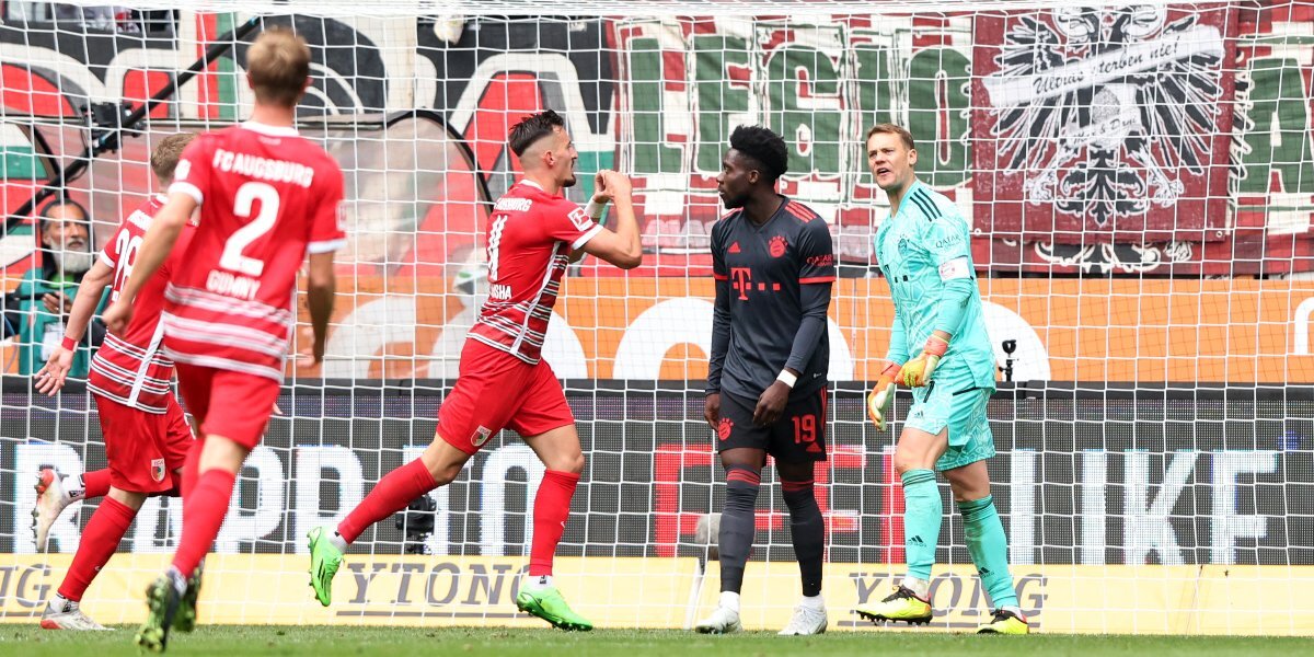 «Бавария» проиграла «Аугсбургу» и продлила безвыигрышную серию в чемпионате до четырех матчей. Видео