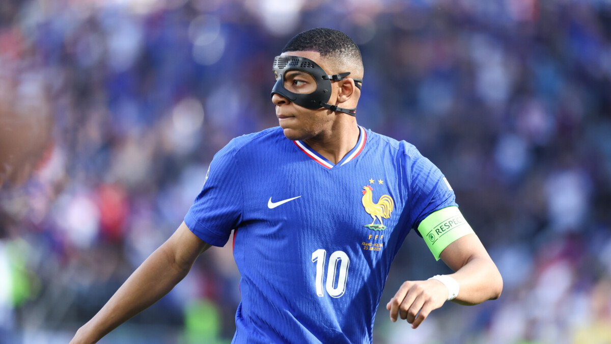 Килиан Мбаппе опробовал новую защитную маску на тренировке сборной Франции